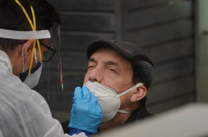 <p> 30 December 2021, US, New York: A man takes a Coronavirus (Covid-19) PCR test at a testing site in the Times Square Subway station ahead of New Year's Eve. - Bryan Smith/ZUMA Press Wire/dpa </p>
