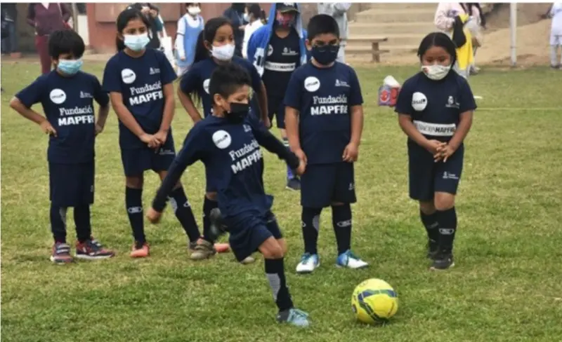 <p> Las fundaciones Real Madrid y Mapfre renuevan su colaboraci&oacute;n para impulsar proyectos sociodeportivos en el mundo </p>