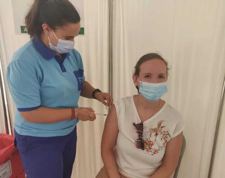 <p> Mujer siendo Vacunada </p>