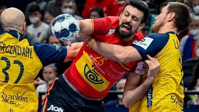 <p> Los Hispanos pagan caro sus errores y pierden en el &uacute;ltimo segundo con pol&eacute;mica </p>