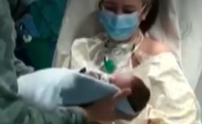 <p> Bego&ntilde;a conoce a su hijo un mes despu&eacute;s de dar a luz, ingres&oacute; en UCI por Covid </p>