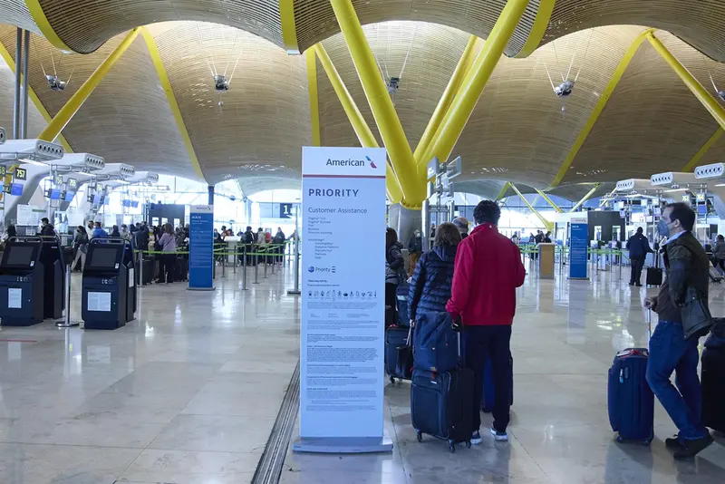 <p> Varias personas con maletas en el aeropuerto Adolfo Su&aacute;rez, Madrid-Barajas, a 5 de enero de 2022, en Madrid (Espa&ntilde;a). - Jes&uacute;s Hell&iacute;n - Europa Press </p>