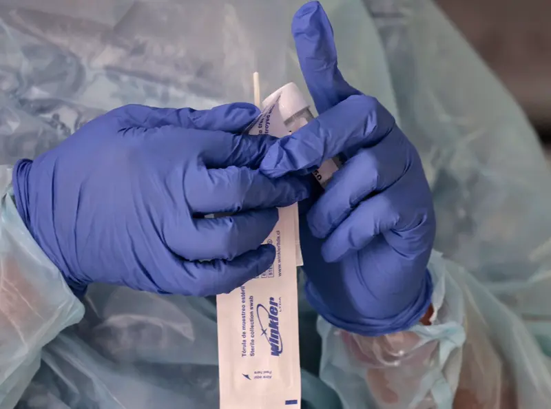 <p> Test de coronavirus en Chile - KARIN POZO/AGENCIAUNO </p>