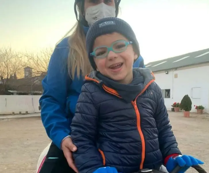<p> Rub&eacute;n y su madre montados a caballo. Rub&eacute;n sonriendo. Fuente: Instagram @ruben_elvalienteguerrero </p>