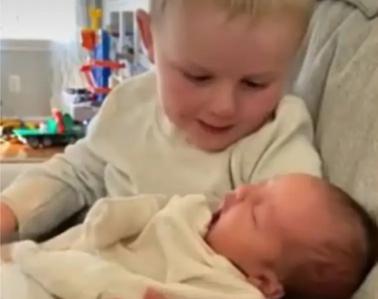 <p> La emoci&oacute;n de un ni&ntilde;o tras conocer a su hermano </p>