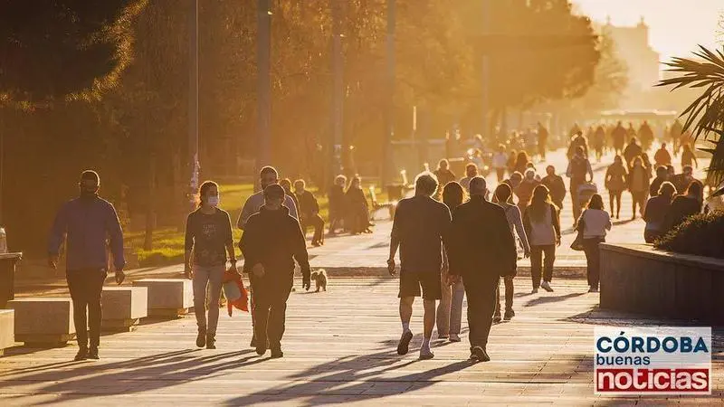 <p> Gente paseando por el Vial Norte | Jos&eacute; Le&oacute;n. </p>