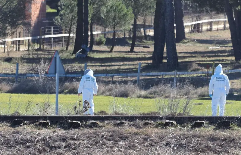 <p> Agentes de la Guardia Civil en el lugar donde se ha encontrado el cad&aacute;ver de Esther L&oacute;pez de la Rosa. - CLAUDIA ALBA /EUROPA PRESS </p>