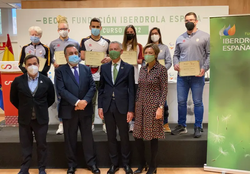 <p> Las &lsquo;Becas Fundaci&oacute;n Iberdrola Espa&ntilde;a&rsquo;, cuya entrega se realiz&oacute; este mi&eacute;rcoles en Madrid, har&aacute;n posible que catorce deportistas paral&iacute;mpicos prosigan sus estudios universitarios en el curso 2021-2022. Al acto de concesi&oacute;n, celebrado en la Sala Samaranch del Consejo Superior de Deportes, asistieron Fernando Garc&iacute;a, presidente de la Fundaci&oacute;n Iberdrola Espa&ntilde;a, Miguel Carballeda, presidente del Comit&eacute; Paral&iacute;mpico Espa&ntilde;ol, y la mayor&iacute;a de los deportistas beneficiarios, ya fuese de forma f&iacute;sica o virtual.<br>Durante su intervenci&oacute;n, Fernando Garc&iacute;a se&ntilde;al&oacute; que &ldquo;para nosotros lo importante son las personas y nos centramos en ello. Vosotros sois un ejemplo a seguir, como profesionales y como personas, y nosotros ponemos nuestra aportaci&oacute;n para que pod&aacute;is conseguir vuestro objetivo en cuanto al nivel acad&eacute;mico se refiere. Queremos daros las gracias por el ejemplo que supon&eacute;is para la sociedad, por vuestro esfuerzo, sacrificio, esp&iacute;ritu de superaci&oacute;n e ilusi&oacute;n&rdquo;.<br>Por su parte, Miguel Carballeda agradeci&oacute; &ldquo;el enorme compromiso social de la Fundaci&oacute;n Iberdrola con el Comit&eacute; Paral&iacute;mpico Espa&ntilde;ol y sus deportistas. Nos ayudan a cuidar del futuro de todos ellos m&aacute;s all&aacute; de su trayectoria deportiva. M&aacute;s de medio centenar de nuestros atletas se han beneficiado de estas becas para cursar unos estudios que les facilitar&aacute; la incorporaci&oacute;n al mercado laboral. Iberdrola y su Fundaci&oacute;n se preocupan por el futuro de los nuestros y eso es para estarles tremendamente agradecidos&rdquo;.<br>En representaci&oacute;n de los deportistas becados intervino Marta Arce, quien declar&oacute; que &ldquo;Iberdrola nos ha apoyado siempre, especialmente a las mujeres, y en el caso de la Fundaci&oacute;n es fundamental su apoyo, ya que nos ayuda a crecer de forma integral, no solo ahora sino para el futuro. Por nuestra implicaci&oacute;n deportiva necesitamos ese impulso hacia una formaci&oacute;n que nos ayude a reconducir nuestra carrera al finalizar nuestra trayectoria deportiva, y ah&iacute; est&aacute; la Fundaci&oacute;n Iberdrola&rdquo;.<br>Tal y como acord&oacute; la comisi&oacute;n de seguimiento del convenio de colaboraci&oacute;n entre ambas entidades, en este curso dos deportistas recibir&aacute;n la beca completa, mientras que otros doce compartir&aacute;n la cuant&iacute;a.<br>Los beneficiarios de las &lsquo;Becas Fundaci&oacute;n Iberdrola Espa&ntilde;a&rsquo; 2021-2022 por importe de 5.000 euros son:<br>Mart&iacute;n de la Puente. Jugador vigu&eacute;s de tenis en silla de ruedas, ganador de varios torneos internacionales en 2021, as&iacute; como el Campeonato de Espa&ntilde;a y flamante diploma en los Juegos de Tokio en la modalidad de dobles. Concesi&oacute;n de beca para continuar con sus estudios de Grado de Administraci&oacute;n y Direcci&oacute;n de Empresa en la Universidad Oberta de Catalu&ntilde;a.<br>&Oacute;scar Salguero. Nadador barcelon&eacute;s con discapacidad f&iacute;sica y subcampe&oacute;n paral&iacute;mpico de los 100 metros braza en los Juegos de Tokio 2020. Renovaci&oacute;n de la beca para continuar los estudios de Medicina en la Universitat Aut&ograve;noma de Barcelona.<br>Adem&aacute;s, recibir&aacute;n becas de cuant&iacute;a menor los siguientes deportistas:<br>Mar&iacute;a Delgado. Nadadora zaragozana con discapacidad visual y medallista en los Europeos de Funchal 2021, as&iacute; como diploma en los Juegos Paral&iacute;mpicos de Tokio. Renovaci&oacute;n de una beca por importe de 2.500 euros para la finalizaci&oacute;n del M&aacute;ster de Alto Rendimiento COE / UCAM.<br>Marta Arce. Judoca con discapacidad visual, triple medallista en unos Juegos Paral&iacute;mpicos y diploma en los &uacute;ltimos celebrados en Tokio. Concesi&oacute;n de beca de 2.500 euros para sus estudios en Grado en Educaci&oacute;n Social en la Universidad Nacional de Educaci&oacute;n a Distancia<br>H&eacute;ctor Cabrera. Atleta valenciano con discapacidad visual y medallista de bronce en lanzamiento de jabalina en los Juegos Paral&iacute;mpicos de Tokio 2020. Concesi&oacute;n de beca de 2.500 euros para sus estudios en el Grado en Educaci&oacute;n Primaria en la Universidad Cat&oacute;lica de Murcia.<br>Sarai Gasc&oacute;n. Nadadora catalana con discapacidad f&iacute;sica, doble medallista (plata y bronce) en los Juegos Paral&iacute;mpicos de Tokio 2020. Concesi&oacute;n de beca de 2.500 euros para sus estudios en el Grado Educaci&oacute;n Primaria Universidad Cat&oacute;lica de Murcia.<br>Adiaratou Iglesias. Atleta con discapacidad visual, actual campeona paral&iacute;mpica de los 400 metros y subcampeona en los 100 de los Juegos de Tokio 2020. Concesi&oacute;n de beca de 2.500 euros para sus estudios en el Grado en Fisioterapia en la Universidad Aut&oacute;noma de Madrid.<br>Miriam Mart&iacute;nez. Atleta valenciana con par&aacute;lisis cerebral, subcampeona paral&iacute;mpica en los Juegos de Tokio 2020 en la prueba de lanzamiento de peso. Concesi&oacute;n de beca de 2.500 euros para sus estudios en Terapia Ocupacional en la Universidad Cat&oacute;lica de Murcia.<br>Ignacio Ortega. Deportista con discapacidad f&iacute;sica, integrante de la selecci&oacute;n espa&ntilde;ola de baloncesto en silla de ruedas, cuarta clasificada en los pasados Juegos de Tokio. Concesi&oacute;n de beca de 2.500 euros para su continuaci&oacute;n del Grado en Relaciones Internacionales en la Universidad de Alabama.<br>Desir&eacute;e Vila. Atleta gallega con discapacidad f&iacute;sica, especialista en pruebas de velocidad y salto de longitud, finalista en los pasados Juegos de Tokio 2020. Concesi&oacute;n de beca de 2.500 euros para su continuaci&oacute;n del Grado Relaciones Internacionales en la Universidad Rey Juan Carlos.<br>Alejandro Rojas. Nadador canario con par&aacute;lisis cerebral, ganador de un diploma en los Juegos Paral&iacute;mpicos de Tokio. Se le concede beca de estudios por importe de 1.500 euros para sufragar la matr&iacute;cula del Grado de Educaci&oacute;n Primaria en la Universidad de Las Palmas de Gran Canarias.<br>Iv&aacute;n Cano. Atleta alicantino con discapacidad visual, subcampe&oacute;n paral&iacute;mpico en los Juegos de Tokio 2020 en salto de longitud. Renovaci&oacute;n de una beca por importe de 1.250 euros como continuidad del curso anterior en la realizaci&oacute;n de las pr&aacute;cticas externas y el TFG en el Grado en Ingenier&iacute;a en sonido e Imagen en Telecomunicaci&oacute;n en la Universidad de Alicante.<br>Noel Infante. Gu&iacute;a del ciclista ciego Cristian Venge, con quien logr&oacute; la medalla de bronce en los pasados Juegos de Tokio. Se concede una beca de 1.250 euros para sufragar parte de los gastos del M&aacute;ster Propio en Entrenamiento y Competici&oacute;n en Ciclismo en la Universidad Cat&oacute;lica de Valencia.<br>Luis Molina. Gu&iacute;a del triatleta ciego Jos&eacute; Luis Garc&iacute;a &lsquo;Jota&rsquo;. Concesi&oacute;n de una beca por importe de 1.000 euros como renovaci&oacute;n de la beca del curso anterior y poder sufragar as&iacute; parte de los gastos de la matr&iacute;cula para la finalizaci&oacute;n del M&aacute;ster Universitario en Profesor de Educaci&oacute;n Secundaria Obligatoria y Bachillerato, Formaci&oacute;n Profesional y Ense&ntilde;anzas de Idiomas en la Escuela de Posgrado y Formaci&oacute;n Permanente de la Universidad Francisco de Vitoria<br>Las &lsquo;Becas Fundaci&oacute;n Iberdrola Espa&ntilde;a&rsquo; van dirigidas a deportistas beneficiarios del Plan ADOP que est&eacute;n cursando estudios universitarios, con el fin de facilitar su capacitaci&oacute;n profesional de cara a la integraci&oacute;n laboral, una vez finalizada su vida deportiva. La cuant&iacute;a oscila entre los 5.000 y los 1.250 euros, en funci&oacute;n del n&uacute;mero total de cr&eacute;ditos matriculados en el curso acad&eacute;mico.<br>Para acceder a dichas ayudas, los deportistas deben ser beneficiarios del Plan ADOP. Tienen prioridad quienes hayan disfrutado de la beca en el curso acad&eacute;mico anterior, siempre y cuando su calificaci&oacute;n media sea igual o superior al 5,5. En caso de igualdad de condiciones entre dos candidatos, se da preferencia a quien est&eacute; matriculado en el curso m&aacute;s avanzado y, en &uacute;ltima instancia, prima el que presente mejor expediente acad&eacute;mico. </p>