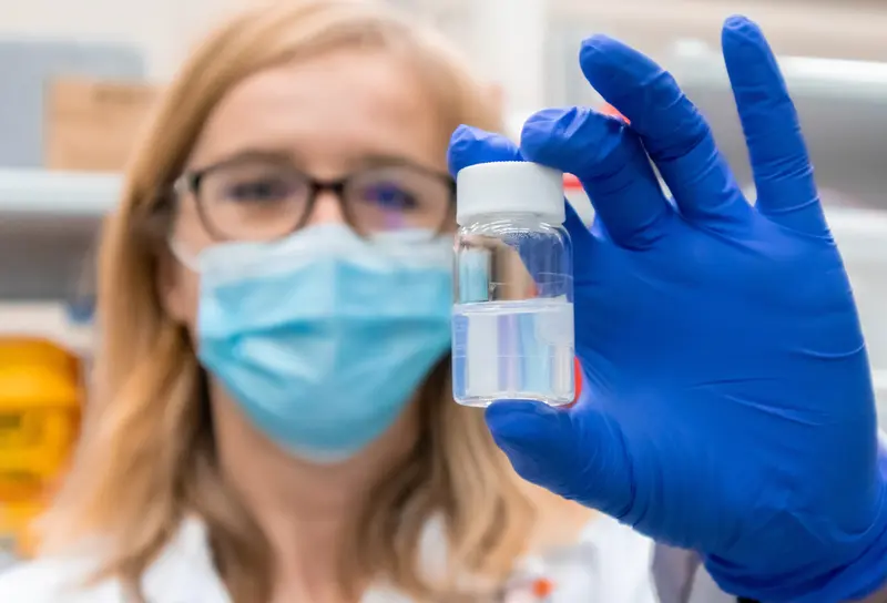 <p> La investigadora del ICMAB Mariana K&ouml;ber, con una muestra de nanoves&iacute;culas. / ICMAB </p>