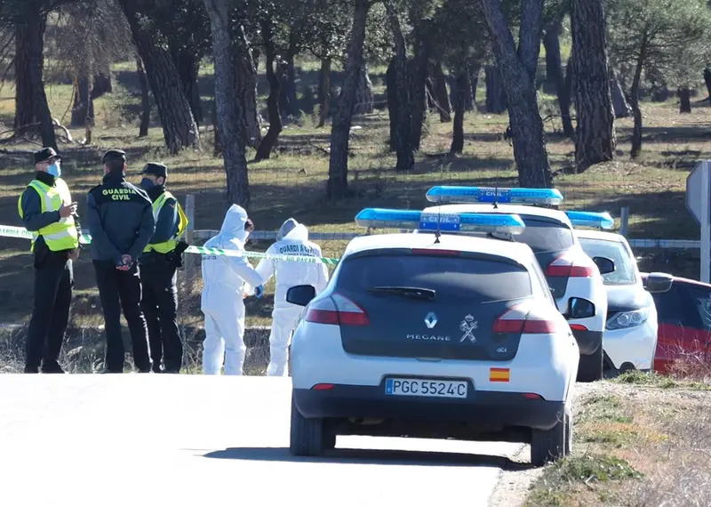<p> Los agentes de la Guardia Civil trabajan en el lugar donde se ha encontrado el cuerpo - CLAUDIA ALBA </p>