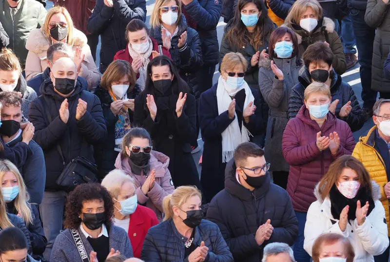 <p> Varias personas dedican un minuto de silencio a Esther L&oacute;pez , cuyo cad&aacute;ver se encontr&oacute; ayer, en la plaza del Ayuntamiento de Traspinedo, a 6 de febrero de 2022, en Valladolid (Espa&ntilde;a). - Europa Press </p>