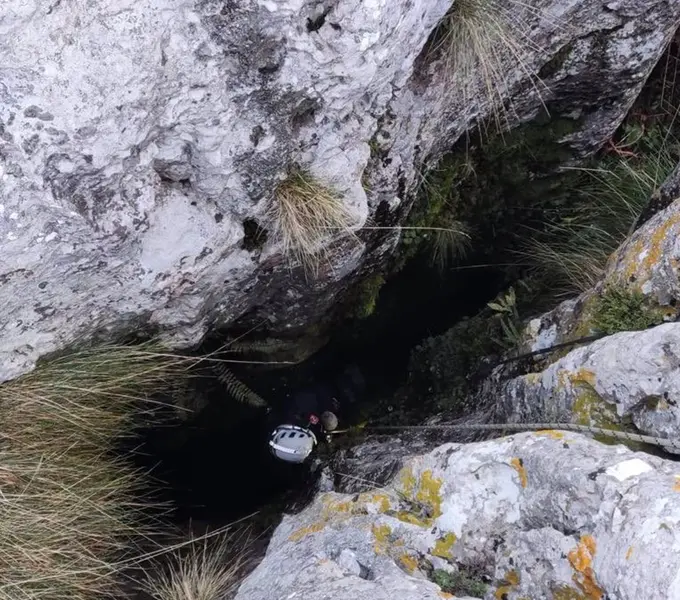 <p> Rescatan a un perro que hab&iacute;a ca&iacute;do por una grieta a 30 metros de profundidad en Soba (Santander) </p>