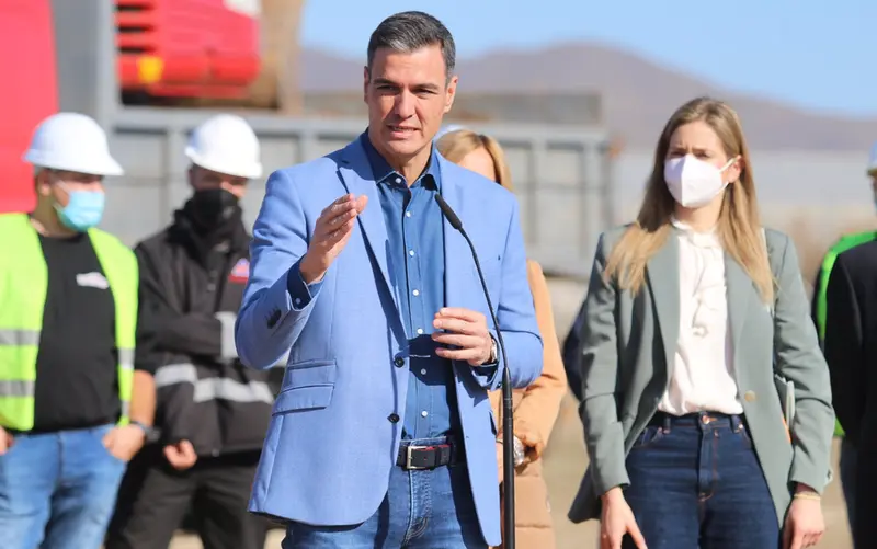 <p> Pedro S&aacute;nchez en su visita a Cardial SL en N&iacute;jar (Almer&iacute;a) - RAFA GONZ&Aacute;LEZ-EUROPA PRESS </p>