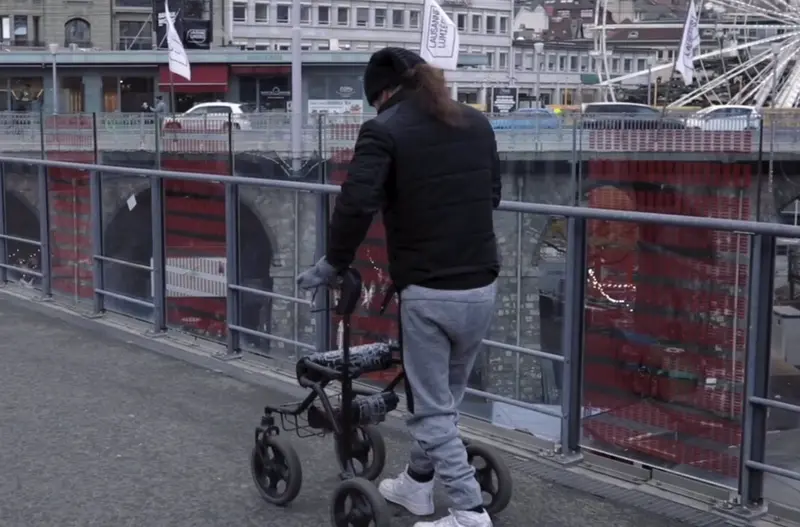 <p> Uno de los pacientes, Michel Roccati, anda junto a su andador gracias a este avance. - ESCUELA POLIT&Eacute;CNICA FEDERAL DE LAUSANA </p>