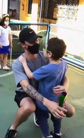 <p> Profe de educaci&oacute;n f&iacute;sica ayuda a su alumno discapacitado </p>