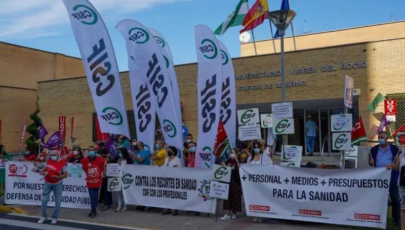 <p> Concentraci&oacute;n convocada por los sindicatos CCOO, UGT y CSIF con motivo del despido de 8.000 sanitarios en el Hospital Virgen del Roc&iacute;o a 21 de octubre 2021 </p>