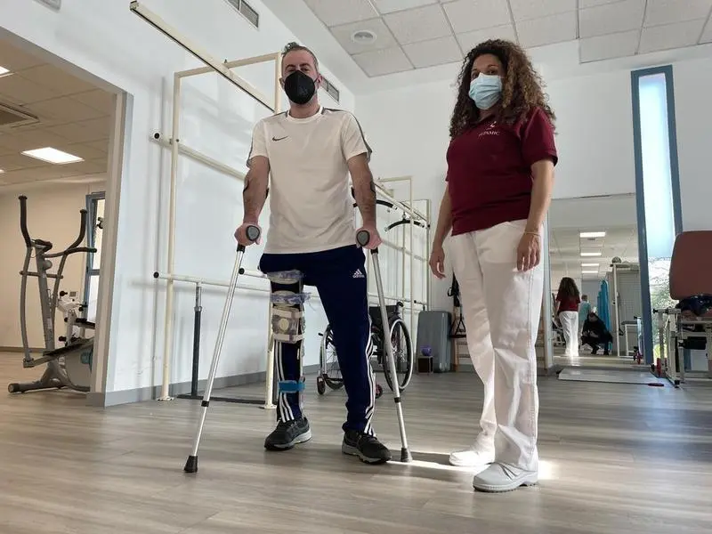 <p> Rafael Pozo, lesionado de medula, y Tamara Garc&iacute;a, auxiliar de enfermer&iacute;a en FEPAMIC </p>