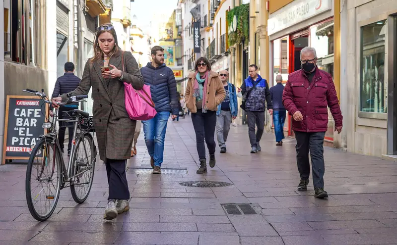 <p> Una mujer en bicicleta y otros ciudadanos sin mascarillas y otro con ella por la calle Sierpes, , en el primer d&iacute;a sin la obligaci&oacute;n de llevar mascarillas por las calle a 10 de febrero del 2022 en Sevilla (Andaluc&iacute;a) - Eduardo Briones - Europa Press </p>