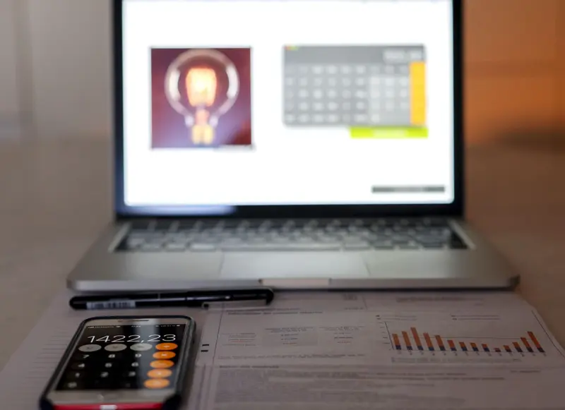 <p> Archivo - Un ordenador port&aacute;til, una calculadora y una factura de la luz, a 3 de enero de 2022, en Madrid, (Espa&ntilde;a). - Alberto Ortega - Europa Press - Archivo </p>