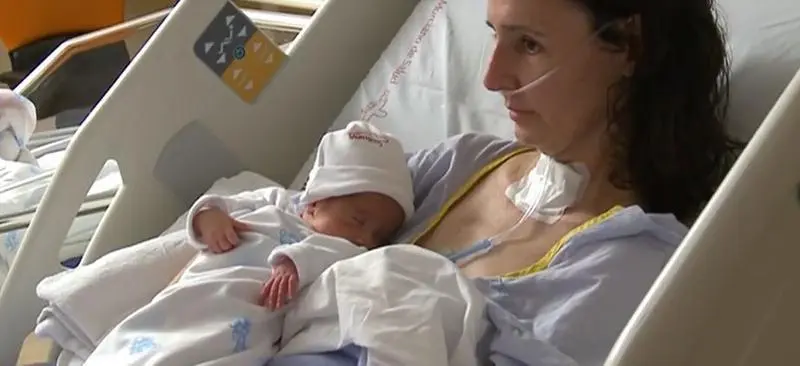 <p> Mar&iacute;a Isabel conoce a su hijo </p>