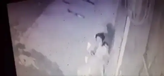 <p> abuela se aferra a su nieta para protegerla </p>