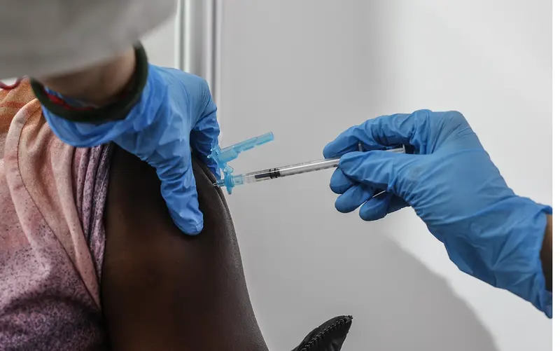 <p> Una sanitaria vacuna a una persona con la tercera dosis de la vacuna de Moderna en el vacun&oacute;dromo instalado en la Ciutat de Les Arts i les Ci&egrave;ncies, que ha reabierto hoy sus puertas, a 31 de enero de 2022, en Valencia, Comunidad Valenciana (Espa&ntilde;a). - Rober Solsona - Europa Press </p>