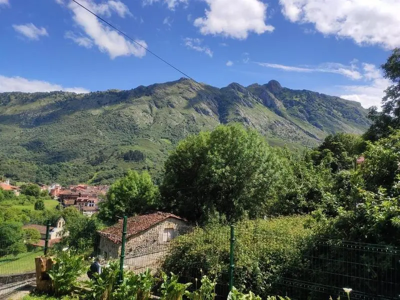 <p> Picos de Europa desde Arenas de Cabrales </p>