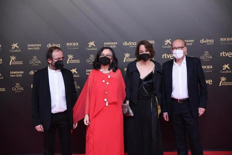 <p> La productora, Chelo Loureiro (2i), con el resto del equipo de su pel&iacute;cula de animaci&oacute;n nominada 'Valentina', posan en el photocall de la 36&ordf; gala de los Premios Goya </p>