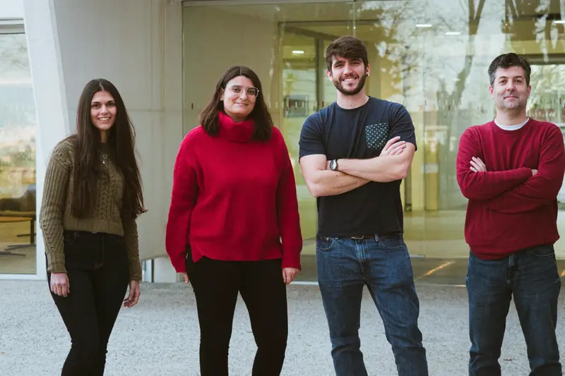 <p> De izq a dcha: Ana Montero Calle (investigadora predoctoral); Mar&iacute;a Garranzo Asensio (investigadora postdoctoral); Guillermo Sol&iacute;s Fern&aacute;ndez (Investigador predoctoral) y Rodrigo Barderas, cient&iacute;fico de la Unidad Funcional de Investigaci&oacute;n. - ISCIII </p>