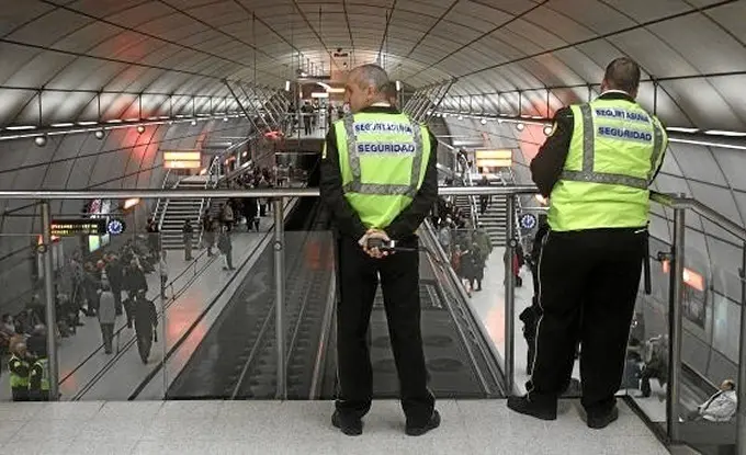 <p> Vigilancia en Renfe. / Fotoservigilantedeseguridad.blogspot.com </p>