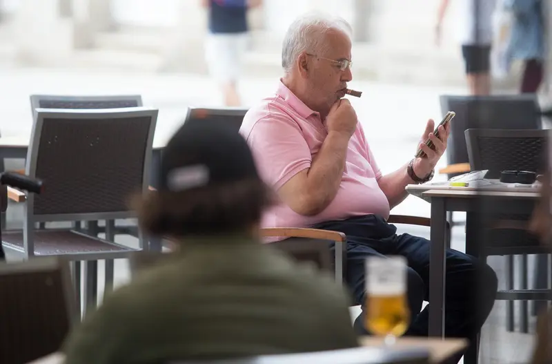 <p> Archivo - Una persona fuma en una terraza durante el primer d&iacute;a de la prohibici&oacute;n de realizarlo en la v&iacute;a p&uacute;blica en Galicia si no existe una distancia de dos metros de separaci&oacute;n para evitar contagios de Covid-19, en Lugo, Galicia, a 13 de agosto de 2020 - Carlos Castro - Europa Press - Archivo </p>