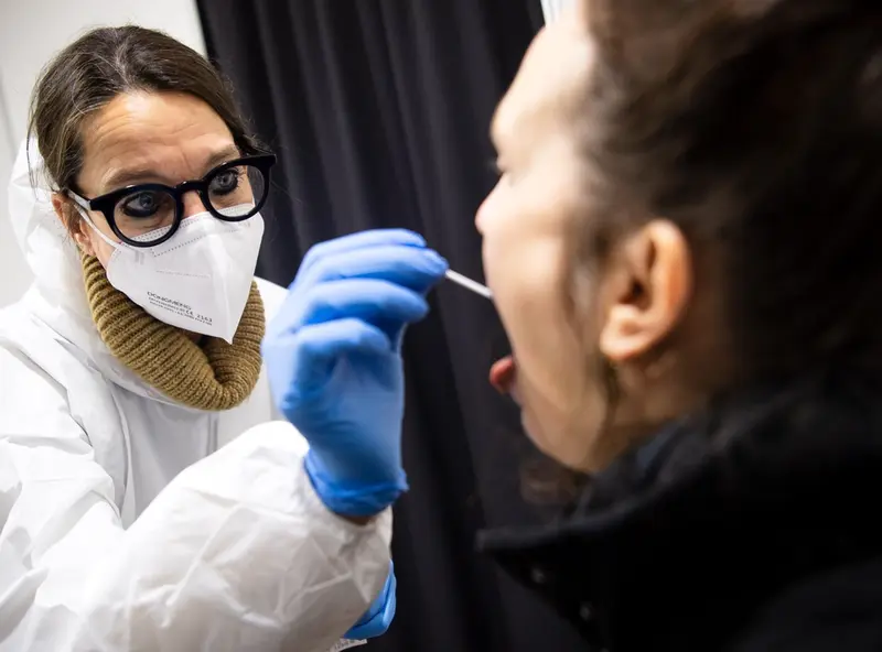 <p> Archivo - FILED - 13 January 2022, Bremen: An employee takes a swab for a coronavirus rapid test in a test centre. - Sina Schuldt/dpa - Archivo </p>