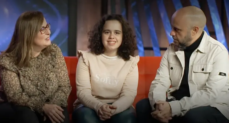 <p> Paula junto a sus padres. TELECINCO </p>
