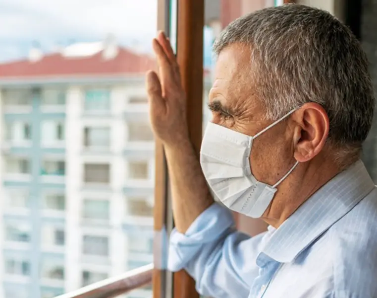 <p> Archivo - Hombre en casa con mascarilla - RAINSTAR - Archivo </p>