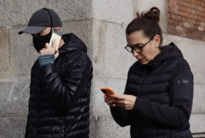 <p> Un hombre camina con mascarilla y una mujer sin mascarilla, a 4 de febrero de 2022, en Madrid (Espa&ntilde;a). - Eduardo Parra - Europa Press </p>