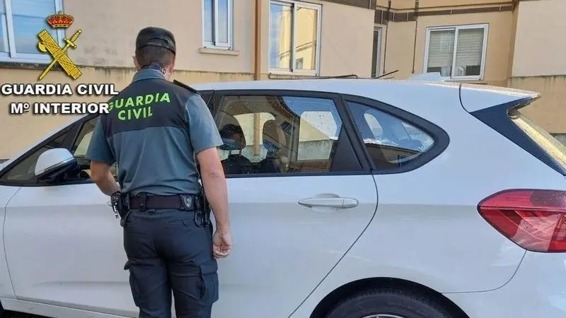 <p> Un agente de la Guardia Civil revisa un veh&iacute;culo. Europa Press </p>
