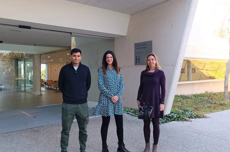 <p> Daniel Valle, Amanda Fern&aacute;ndez y Ver&oacute;nica Briz, en una de las entradas del Centro Nacional de Microbiolog&iacute;a del ISCIII. - ISCIII </p>