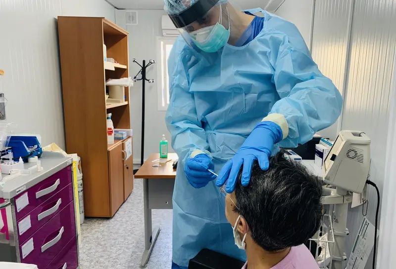 <p> Archivo - Un sanitario realiza una PCR en un hospital de M&aacute;laga - JUNTA DE ANDALUC&Iacute;A - Archivo </p>