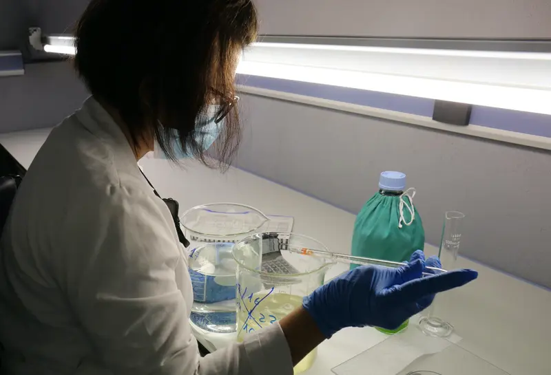 <p> Una empleada sostiene una probeta en el Instituto Nacional de Toxicolog&iacute;a y Ciencias Forenses (INTCF), en Las Rozas, a 9 de febrero de 2022, en Madrid (Espa&ntilde;a). El INTCF es un &oacute;rgano t&eacute;cnico adscrito al Ministerio de Justicia, cuya misi&oacute;n es auxiliar a la - EUROPA PRESS/C. de Luca. POOL - Europa Press </p>