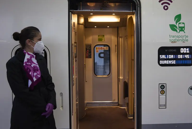 <p> Archivo - Una azafata en las puertas del tren que va a efectuar un viaje por el nuevo tramo de alta velocidad Pedralba de la Prader&iacute;a-Ourense, en la estaci&oacute;n de Madrid-Chamart&iacute;n Clara Campoamor, a 22 de noviembre de 2021, en Madrid, (Espa&ntilde;a). - Jes&uacute;s Hell&iacute;n - Europa Press - Archivo </p>
