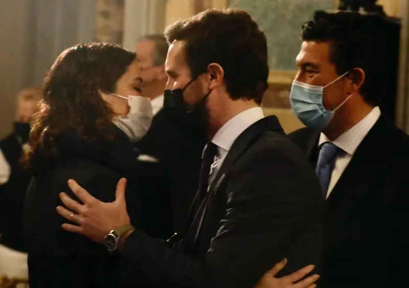 <p> La presidenta de la Comunidad de Madrid, Isabel D&iacute;az Ayuso, se abraza al l&iacute;der del PP, Pablo Casado, conversan a su llegada al Foro de la Nueva Comunicaci&oacute;n, organizado por Nueva Econom&iacute;a F&oacute;rum, en el Casino Gran C&iacute;rculo, a 25 de enero de 2022 - C&eacute;zaro De Luca - Europa Press </p>