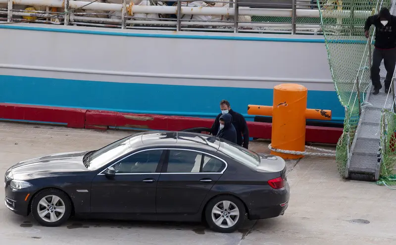 <p> (I-D) El patr&oacute;n, Juan Pad&iacute;n; su sobrino, Eduardo Rial Pad&iacute;n; y Samuel Kwesi, tripulantes del pesquero gallego que naufrag&oacute; en aguas canadienses, se introducen en un veh&iacute;culo tras bajar del pesquero espa&ntilde;ol 'Playa Mendui&ntilde;a Dos' a su llegada al Puerto de Sa - PAUL DALY - Europa Press </p>