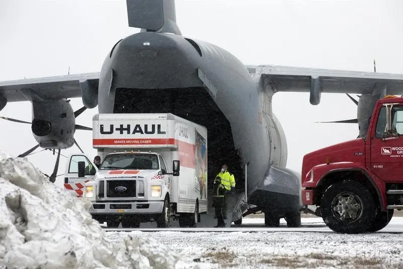 <p> Un cami&oacute;n de alquiler a bordo del avi&oacute;n a su llegada en el aeropuerto de San Juan de Terranova, a 20 de febrero de 2022, en Terranova, Canad&aacute; </p>