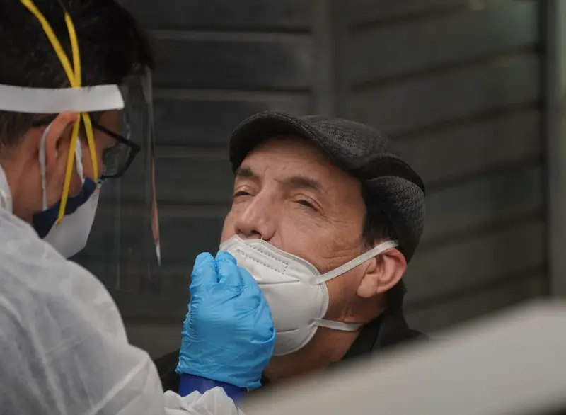 <p> Archivo - 30 December 2021, US, New York: A man takes a Coronavirus (Covid-19) PCR test at a testing site in the Times Square Subway station ahead of New Year's Eve. - Bryan Smith/ZUMA Press Wire/dpa - Archivo </p>