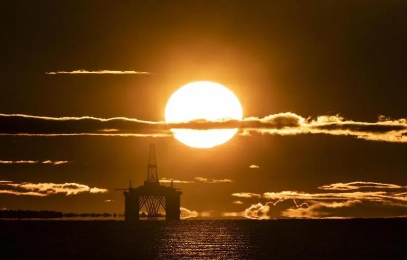 <p> El sol poni&eacute;ndose tras una plataforma petrolera en Escocia </p>
