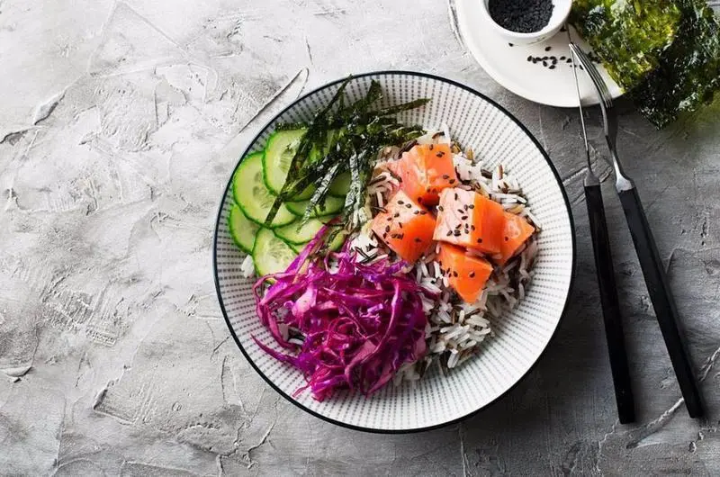 <p> Plato de poke </p>