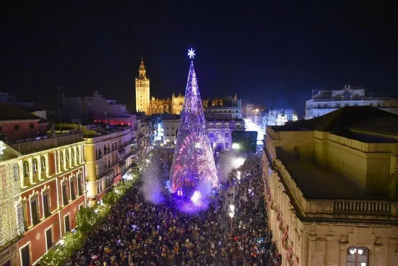 <p> &Aacute;rbol de navidad en Sevilla </p>