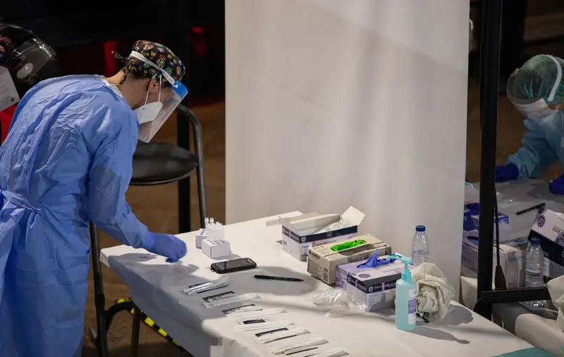 <p> Archivo - Un sanitario prepara los test de ant&iacute;genos r&aacute;pido - PAU VENTEO / EUROPA PRESS - Archivo </p>
