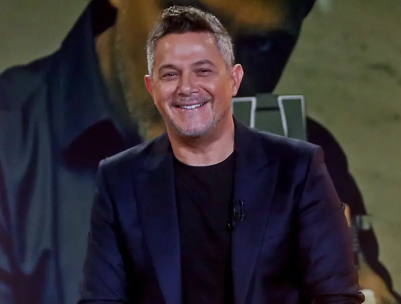 <p> Archivo - Cultura.- Alejandro Sanz lanza 'Sanz' y anhela subirse a los escenarios en 2022 - EUROPA PRESS - Archivo </p>