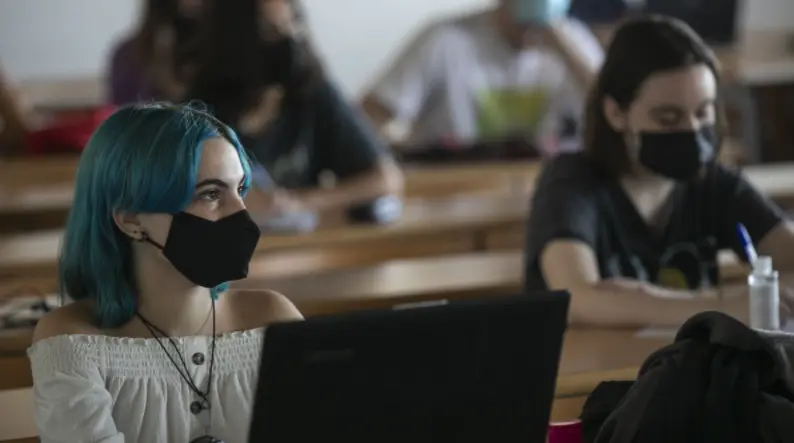 <p> Alumnos en clase en la facultad de Comunicaci&oacute;n de la Universidad de Sevilla, durante el inicio de las clases de manera escalonada. - Mar&iacute;a Jos&eacute; L&oacute;pez, Europa Press. </p>